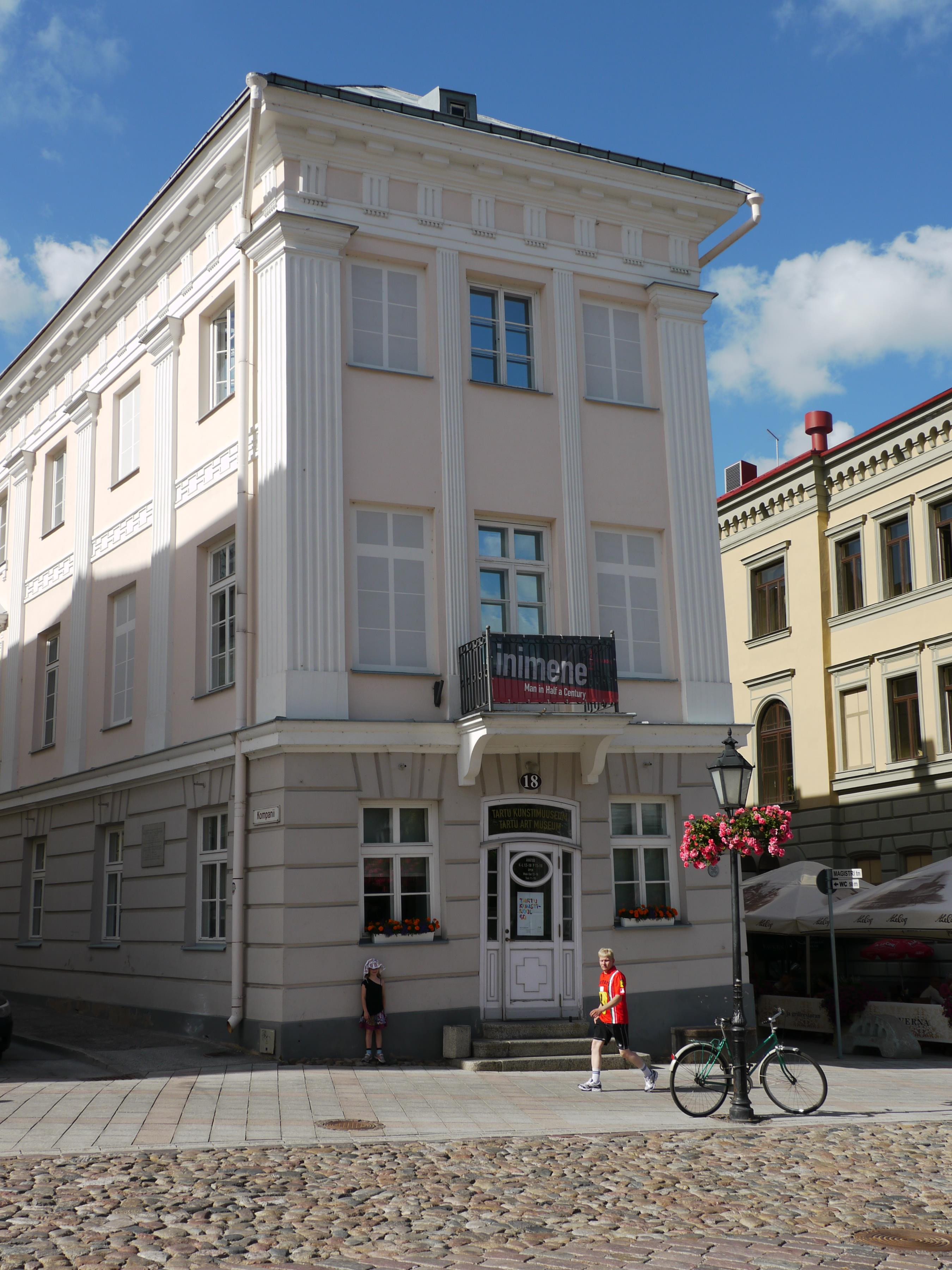 The leaning house of Tartu (housing the excellent Tartu Art Museum)