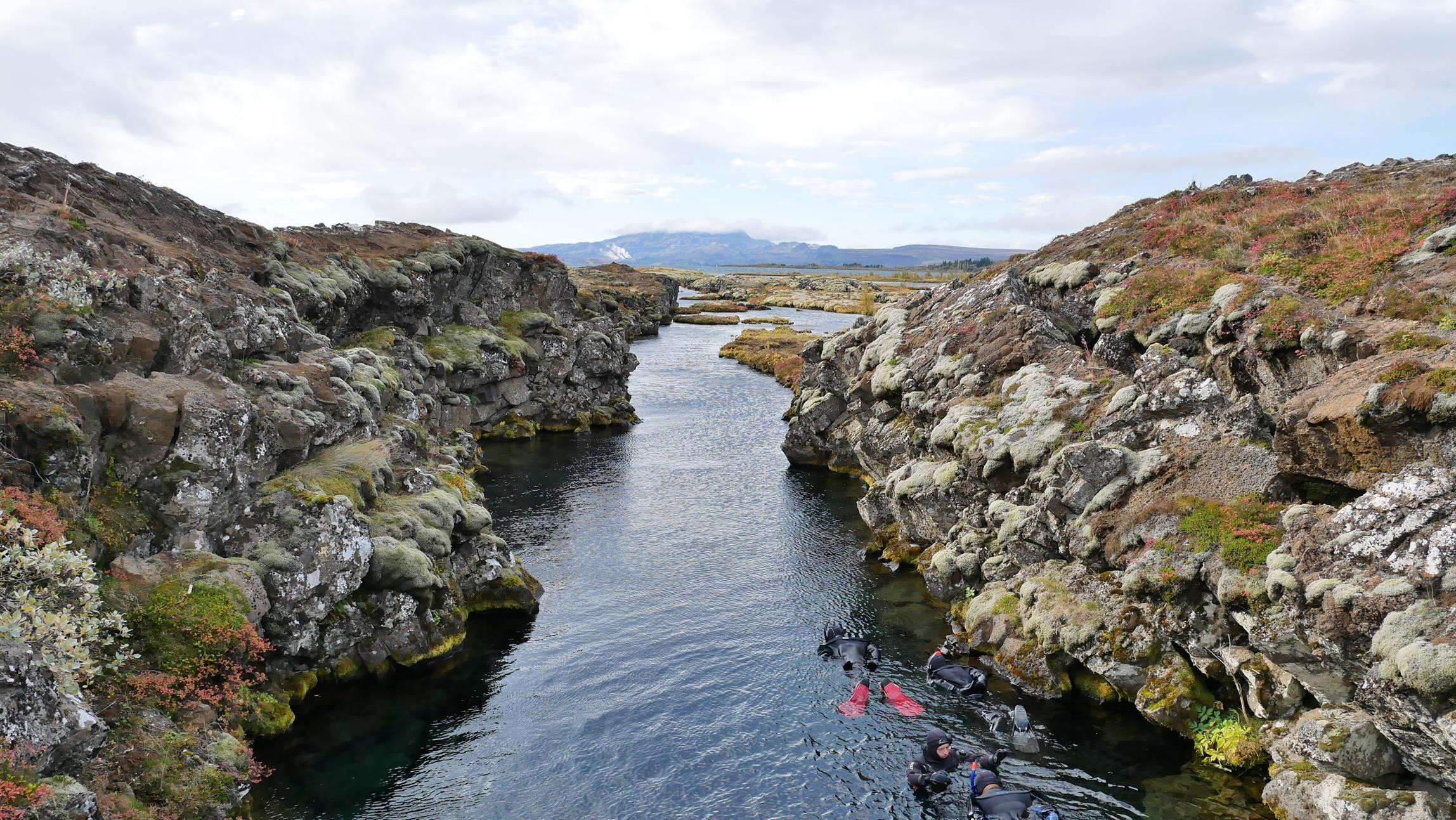 At Þingvellir (Thingvellir), the separating continental plates have formed deep fissures filled with crystal-clear water. It's a Mecca for divers