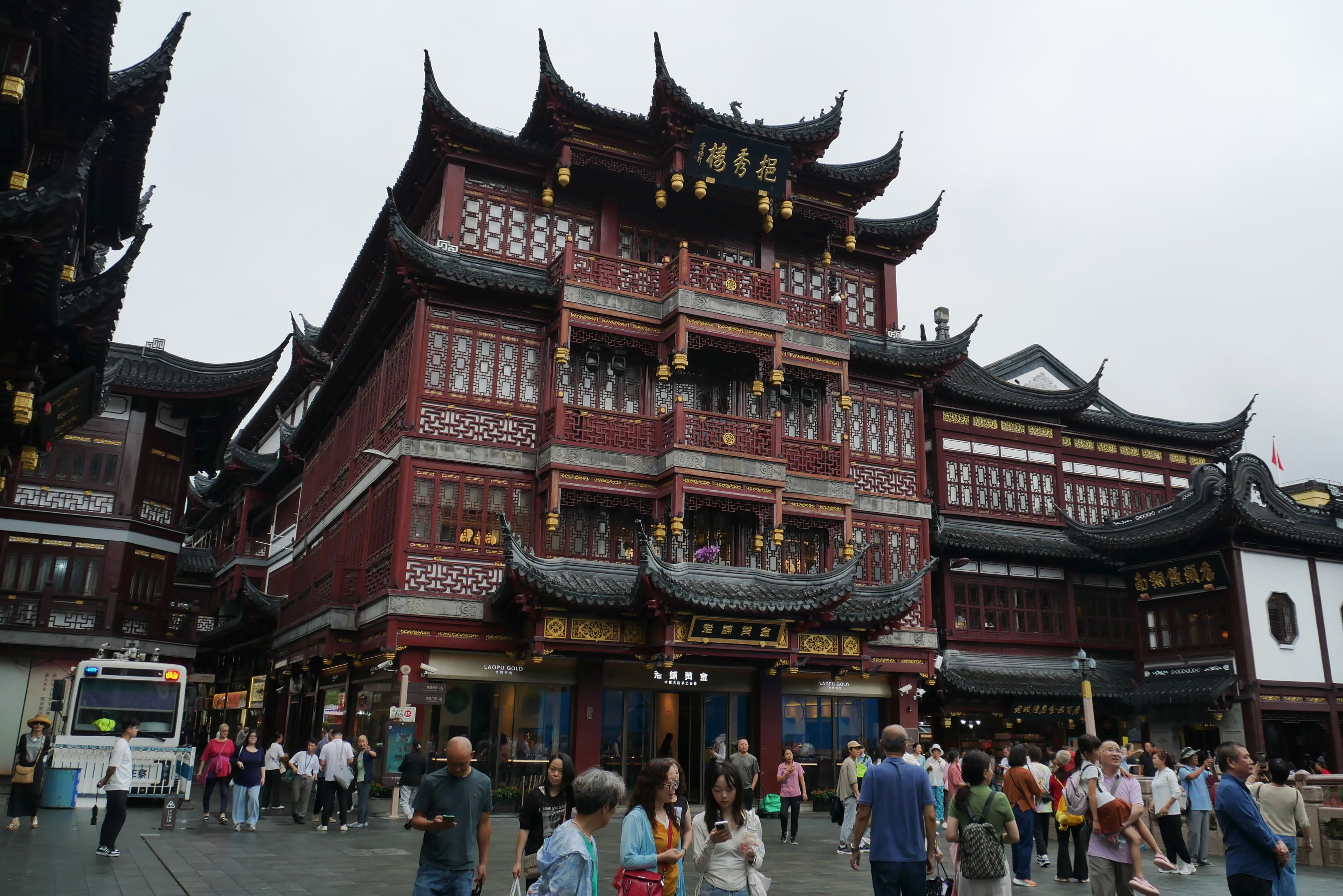 Beautiful architecture at Yuyuan Bazaar